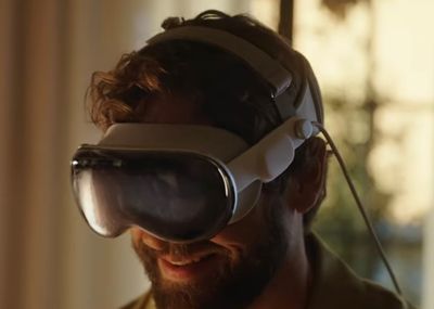 Apple Vision Pro có một cái đai băng qua đầu để treo (vì nặng). Trong hình ảnh anh em thấy bữa giờ