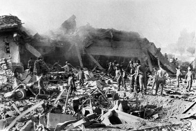 Trên đây là hình ảnh của 1 trong 2 vụ đánh bom kép tại Beirut 1983 làm 300 lính Mỹ và Pháp...