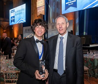 Học sinh trung học Mỹ tìm ra 1,5 triệu vật thể mới trên bầu trời.