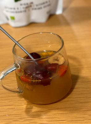 làm ly trà Thái Đức tự mix kỷ tử gừng táo đỏ bông cúc