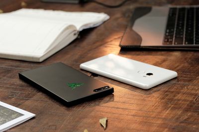 4236475-tinhte-so-sanh-xiaomi-mi-mix-2-razer-phone-3.jpg