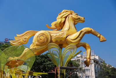 tạo hình ngựa SG xấu quắc vậy trời, nhìn như ngựa gay đang bơi