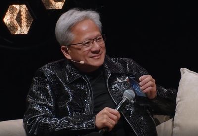 Jensen Huang đã nghe điện thoại của ông Trump bằng Galaxy Z Fold8