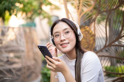 Đan anh và tai nghe Kos CL/20 xuyên thấu