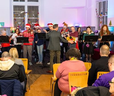 Buổi Ca nhạc thánh ca Giáng sinh tại trường Đại học Portsmouth. Các giảng viên, sinh viên cùng...