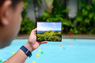 Thực sự là nếu anh em còn căng thẳng về nếp gấp màn hình của điện thoại gập thì đừng nên dùng