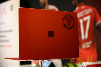 Hình ảnh chi tiết về Surface Laptop phiên bản đặc biệt Manchester United