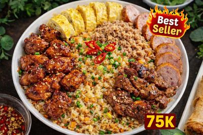 Cơm rang mix ngũ vị gà, bò, trứng rán, thịt băm, giò nạc giá 75K có ổn không mọi người :D