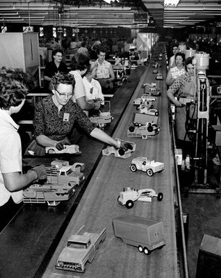 Bức ảnh chụp tại nhà máy sản xuất đồ chơi Tonka ở Minneapolis vào năm 1965