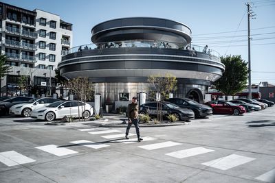 Đi ăn đồ ăn của Elon Musk