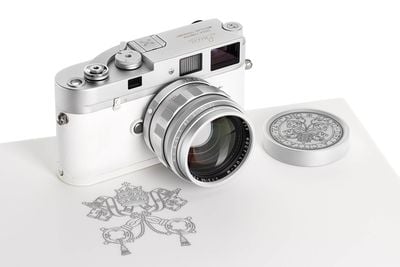 Chiếc Leica M-A của Giáo hoàng Francis lên sàn đấu giá, thu về 7.5 triệu USD