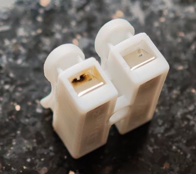 Anh em tuyệt đối đừng xem thường những dấu hiệu như vậy. Đây là cái cút nối dây điện đi kèm theo...
