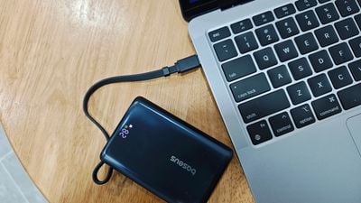 MacBook Air M1 về sau rất dễ chịu cho việc dùng pin dự phòng từ 30W trở lên