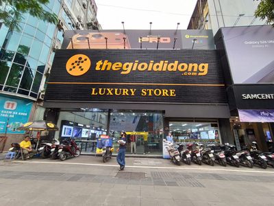 Thế giới di động ở Thái Hà, Hà Nội đã định vị một cửa hàng với cụm từ tiếng Anh "luxury store"