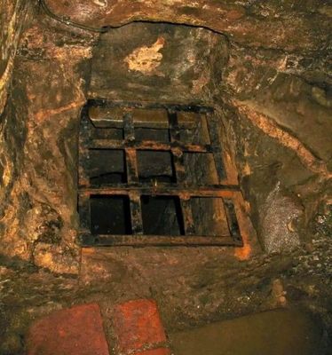 Oubliette là một kiểu ngục đặc biệt thời Trung cổ, được thiết kế chỉ có thể ra vào thông qua một...