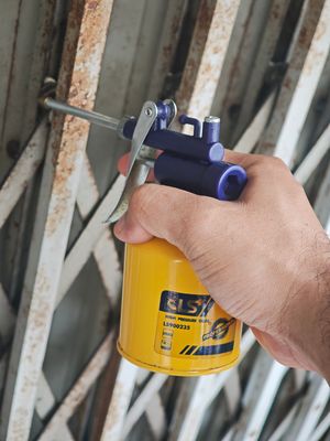 Trong nhà nên có cái bình xịt nhớt này với chai RP7, mùa mưa các chi tiết kim loại như bản lề...