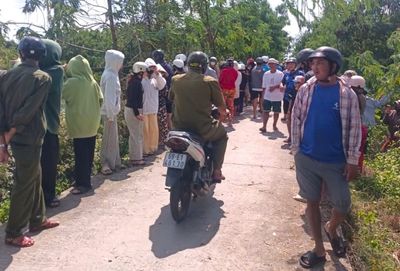 Người dân Cái Đôi Vàm khi đi chợ phát hiện thi thể thiếu nữ khoảnh "15-16" tuổi nổi trên vuông nước.
