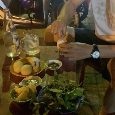 Đi ăn sáng, nghe ông chú chủ quán nói với vợ của chú: