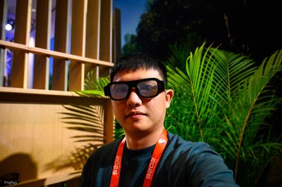 Trên mặt mình là Snap Specs, chiếc kính AR hoạt động độc lập mới nhất của Snap, nặng 132g, 2...
