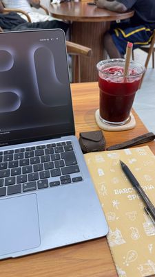 Dạo này e rất thích ra cafe làm việc, ra ngoài nhiều cảm hứng hơn. P/s: Oder nước detox gì đó thử...