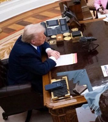 Mỗi lần iPhone hết pin anh lại thay cái mới!