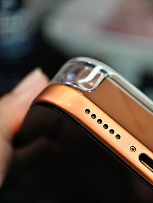 Lỗi do iPhone 17 Pro Max cam hay do ốp cứng quá?