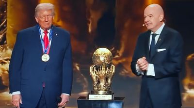 Chưa đá đã được trao cup luôn hehe