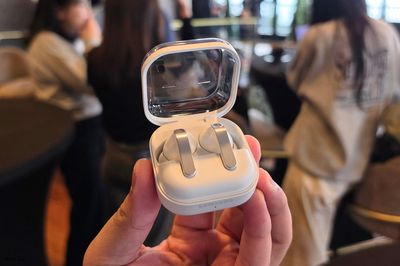 Galaxy Buds vừa được FDA duyệt làm tính năng trợ thính, chung hướng với Apple