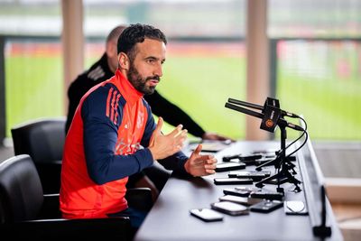 Nhìn rất yếu ớt và xấu trai, cho nên là giờ cứ đẹp trai là nên cho làm sếp, làm CEO.