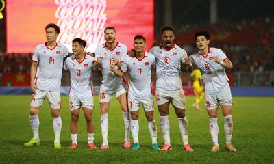 Đến giờ trọng tài check VAR đều nghiêng về Việt Nam nhỉ từ bàn thắng cuối hiệp 1 rồi hủy thẻ đỏ...