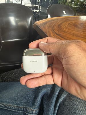 Không có sài điện thoại của huawei nên không biết có hay hơn kết nối với iphone. Samsung S25FE và...