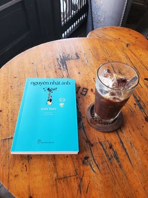 Sài Gòn đang mát mẻ mời các dị anh, chị, em chủ tịch ly cà phê ngon ở góc quán quen và đọc Mắt...