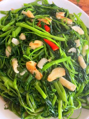 Ăn tối rau muống xào tỏi