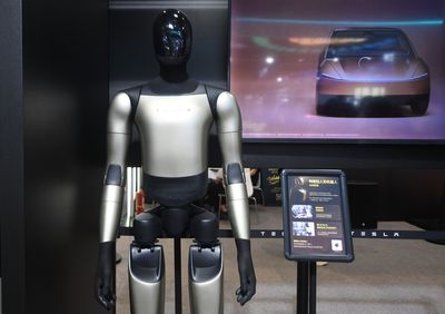 Tesla đã sản xuất ra vài trăm robot Optimus mỗi tuần, nhưng chúng vẫn chưa làm được việc đa năng