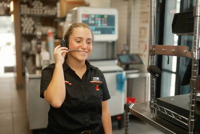 Burger King đang thử một ý tưởng đưa chatbot AI vào tai nhân viên để hướng dẫn và quan sát cách...