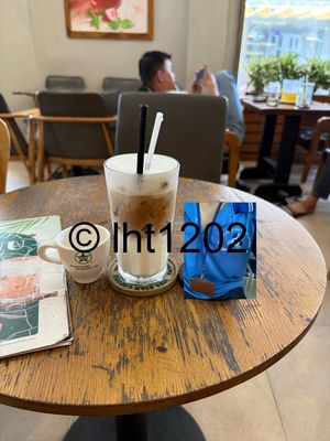 Giải lao công sở cứ 1 cốc latte là ngon