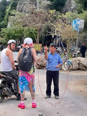 Ninh Bình - du khách bức xúc với thái độ của nhân viên giữ xe tại tuyệt tình cốc.