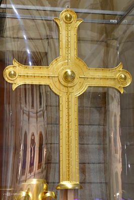 Nhìn hoạ tiết cũng đơn giản mà nhỉ, nếu có hình mẫu thì thợ VN không làm được sao ta ?