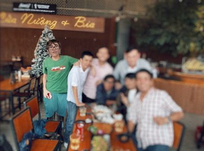 em bạn mình, hiện đang đi lạc, ai thấy nhắn giúp nhe, tên nguyễn bửu thịnh (mặc áo tím)