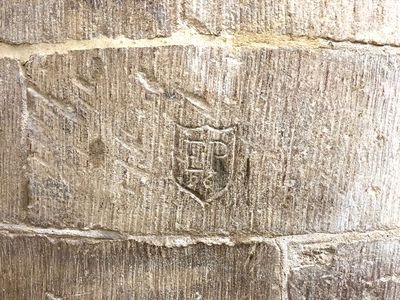 Trong những nhà thở cổ ở châu Âu, nếu để ý kỹ, bạn sẽ thấy từng khối đá ở đây đều có những hình...