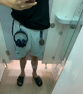 một idol dấu tên đam mê tai nghe