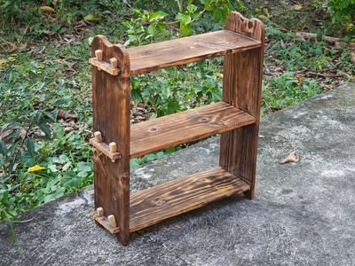 Một chiếc kệ lắp ghép đơn giản, không dùng đinh vít nha ae, 5 miếng ván với chốt gỗ thôi hihi