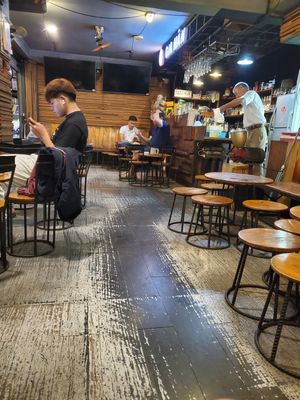 Góc quán quen mà hôm nay T7 có vẻ hơi vắng chắc không có bóng đá ngoại hạng...!!!