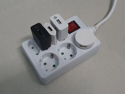 Ổ cắm chuẩn châu Âu vừa vặn với những củ sạc chính hãng ở Việt Nam