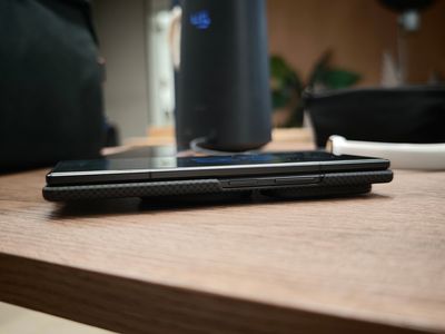 Anh em muốn dùng Z Fold8 Ultra mà bớt bị bập bênh thì dùng 1 cái stand hít nam châm kèm cái ốp...