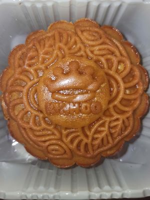 Ăn bánh trung thu đậu xanh buổi sáng