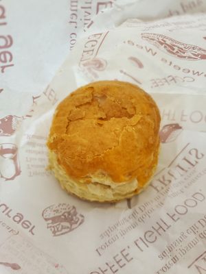 Ăn dặm nhẹ buổi chiều bánh Pâté Chaud kể mà có ly đen đá nữa thì ngon luôn mà lỡ uống trước đó...