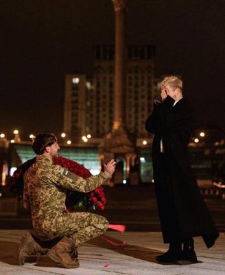 Mặc dù bị Phu-teo sâm lược nhưng những dá chị tự do của UA vẩn đc dữ vửng. Màn cầu hôn tiệt dời...